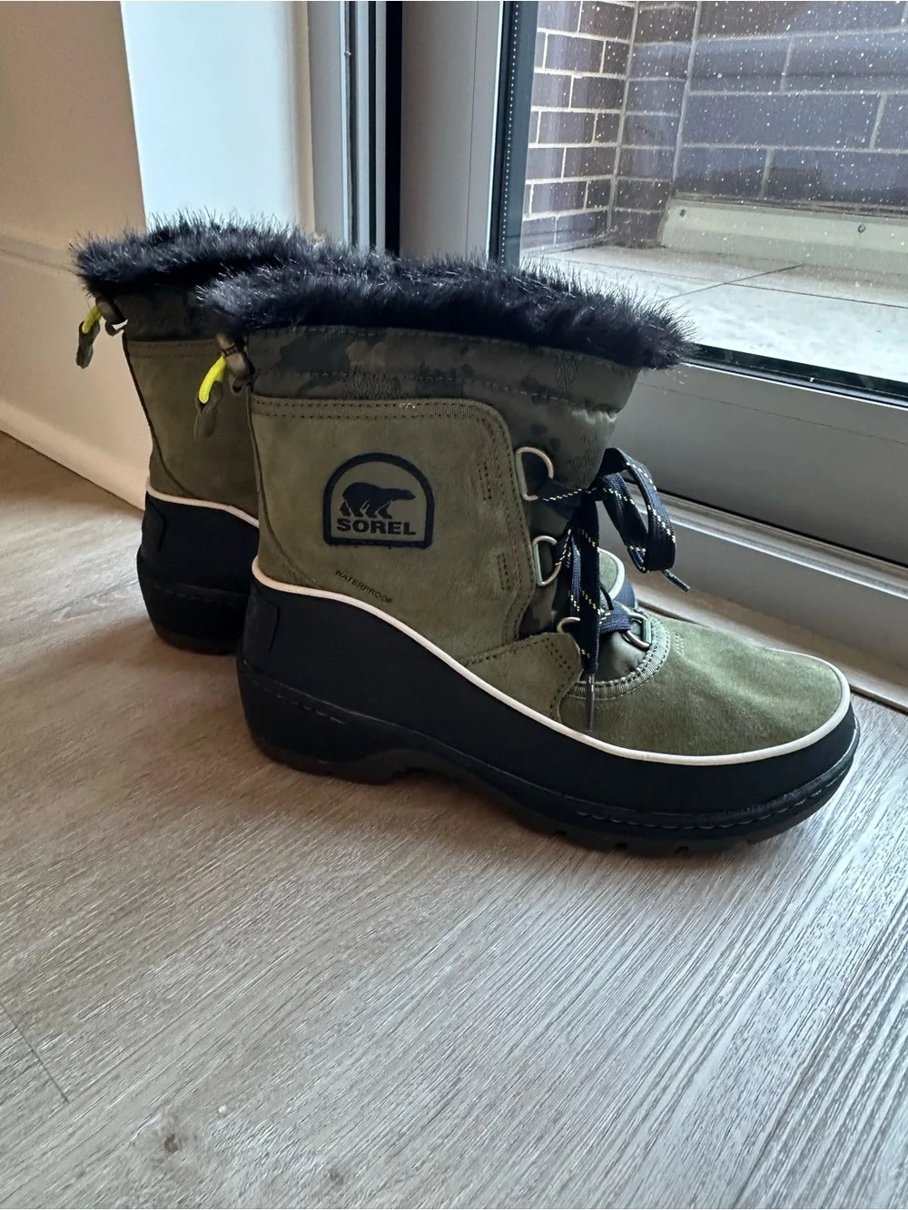 Sorel women’s Olive Green Winter Boots with Faux Fur size 6.5